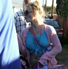 Соски Бритни Спирс торчат сквозь короткий топ фото #1