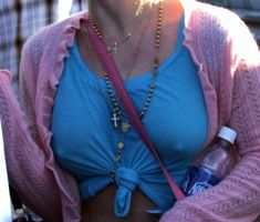 Соски Бритни Спирс торчат сквозь короткий топ фото #2