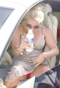 Соблазнительная Бритни Спирс засветила розовые трусики в машине фото #1