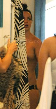 Бритни Спирс топлесс переодевается в магазине фото #1