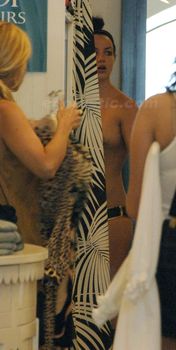 Бритни Спирс топлесс переодевается в магазине фото #2