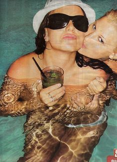 Бритни Спирс оголила грудь в бассейне