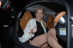 Проказница Бритни Спирс засветила письку в машине фото #3