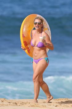 Красивая Бритни Спирс в ярком купальнике на пляже фото #17