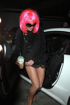 Шаловливая Бритни Спирс засветила попку в эротической юбочке