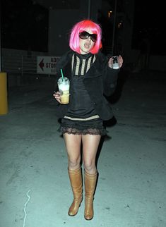 Шаловливая Бритни Спирс засветила попку в эротической юбочке