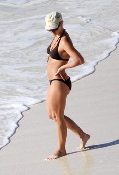 Бритни Спирс в сексуальном бикини отдыхает на пляже фото #2