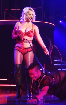 Сексуальная Бритни Спирс в эротическом белье раздвинула ножки на сцене фото #4