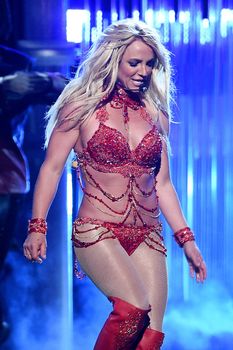 Горячая Бритни Спирс в эротическом наряде на сцене Music Awards Show фото #6