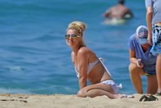 Аппетитная Бритни Спирс разминается в бикини на Гавайях