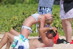 Аппетитная Бритни Спирс разминается в бикини на Гавайях