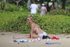 Аппетитная Бритни Спирс разминается в бикини на Гавайях