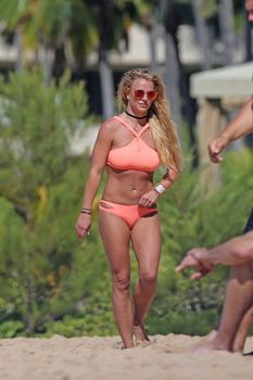 Шикарное тело Бритни Спирс в бикини на Гавайях фото #14