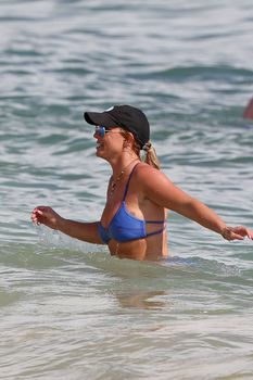 Прелестная Бритни Спирс в сексуальном бикини на Гавайях