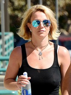 Красотка Бритни Спирс гуляет без лифчика в Westlake Village