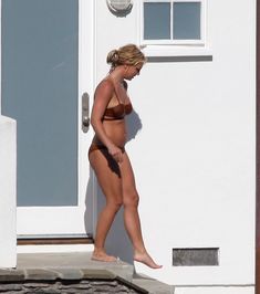 Секси Бритни Спирс гуляет в бикини по двору фото #5