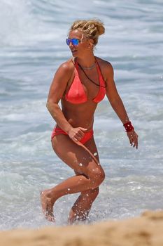 Красивая Бритни Спирс в маленьком бикини на пляже