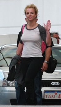 Соски Бритни Спирс просвечиваются сквозь кофточку фото #1