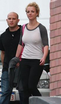 Соски Бритни Спирс просвечиваются сквозь кофточку фото #2