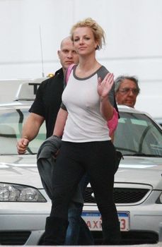 Соски Бритни Спирс просвечиваются сквозь кофточку фото #3