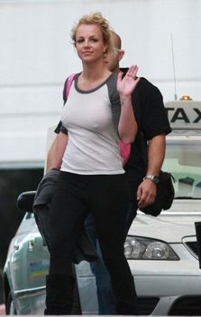 Соски Бритни Спирс просвечиваются сквозь кофточку фото #4