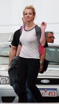 Соски Бритни Спирс просвечиваются сквозь кофточку фото #6