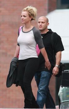 Соски Бритни Спирс просвечиваются сквозь кофточку фото #7