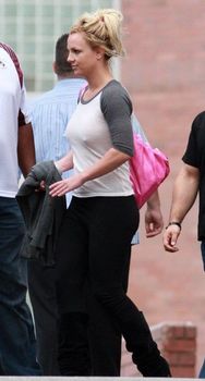 Соски Бритни Спирс просвечиваются сквозь кофточку фото #8