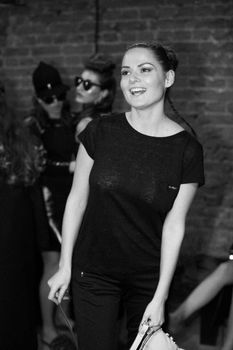 Елена Ландер без лифчика в прозрачной футболке фото #1