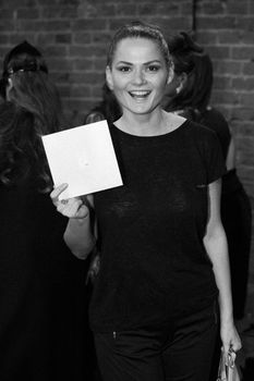 Елена Ландер без лифчика в прозрачной футболке фото #2