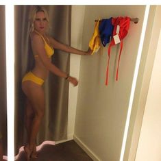 Горячая Елена Летучая примеряет сексуальные купальники фото #1