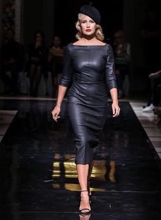 Соски Елены Летучей просвечиваются сквозь кожаное платье YAKUBoWITCH фото #1