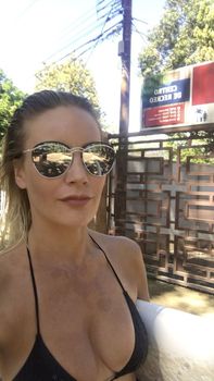 Красотка Елена Летучая в купальнике делает селфи фото #1