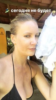 Красотка Елена Летучая в купальнике делает селфи фото #2