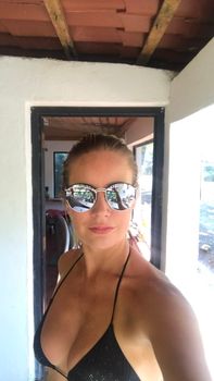 Красотка Елена Летучая в купальнике делает селфи фото #3