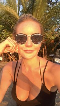 Красотка Елена Летучая в купальнике делает селфи фото #4