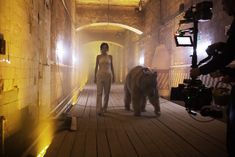 Торчащие соски Елены Темниковой сквозь облегающее боди в клипе «Сумасшедший русский» фото #5