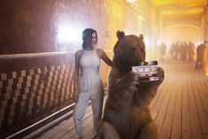 Торчащие соски Елены Темниковой сквозь облегающее боди в клипе «Сумасшедший русский» фото #6