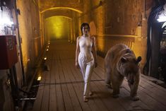 Торчащие соски Елены Темниковой сквозь облегающее боди в клипе «Сумасшедший русский» фото #7