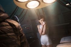 Торчащие соски Елены Темниковой сквозь облегающее боди в клипе «Сумасшедший русский» фото #9