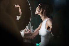 Торчащие соски Елены Темниковой сквозь облегающее боди в клипе «Сумасшедший русский» фото #10