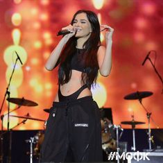 Сексуальная Елена Темникова в откровенном наряде на сцене фото #1