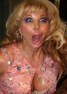 Открытое декольте Маши Распутиной в розовом платье фото #1