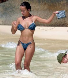 Шикарная Ализе в сексуальном бикини на пляже фото #4