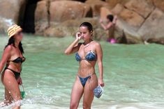 Шикарная Ализе в сексуальном бикини на пляже фото #6