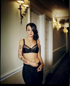 Красотка Ализе в эротичном нижнем белье на фотосессии от Julien Lachaussee фото #1