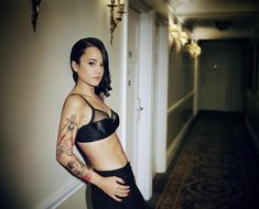 Красотка Ализе в эротичном нижнем белье на фотосессии от Julien Lachaussee фото #3