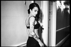 Красотка Ализе в эротичном нижнем белье на фотосессии от Julien Lachaussee фото #4