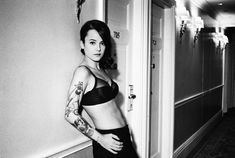 Красотка Ализе в эротичном нижнем белье на фотосессии от Julien Lachaussee фото #5