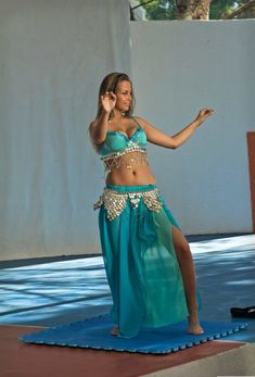 Сексуальная Аглая Шиловская в эротическом наряде в фильме «Няньки» фото #2